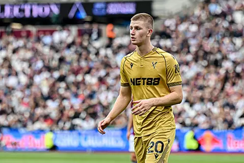 رئيس كريستال بالاس عن مستقبل آدم وارتون: يريد اللعب في دوري الأبطال